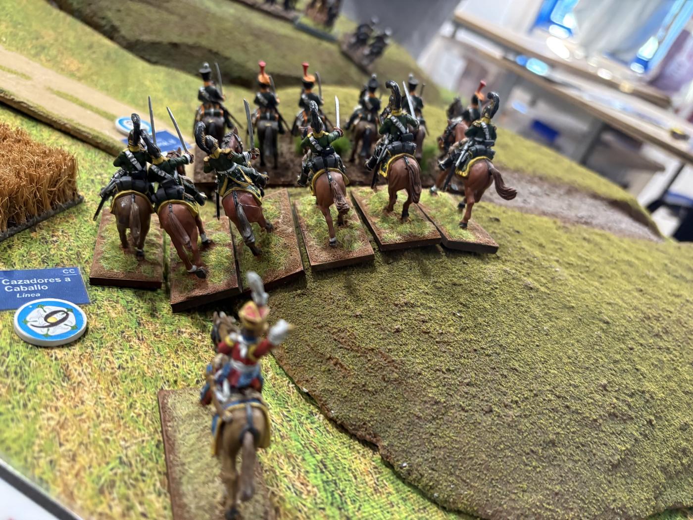 El 21.º de Cazadores a Caballo cargando colina arriba, visto desde detrás de su general