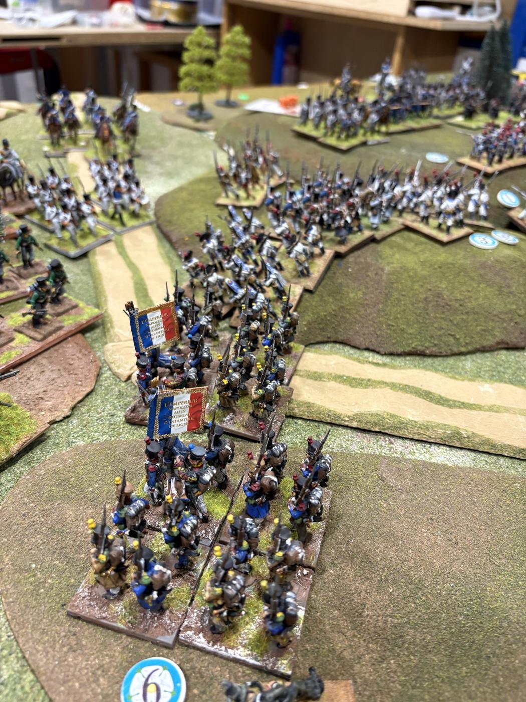 Dos batallones franceses con sus banderas subiendo la ladera