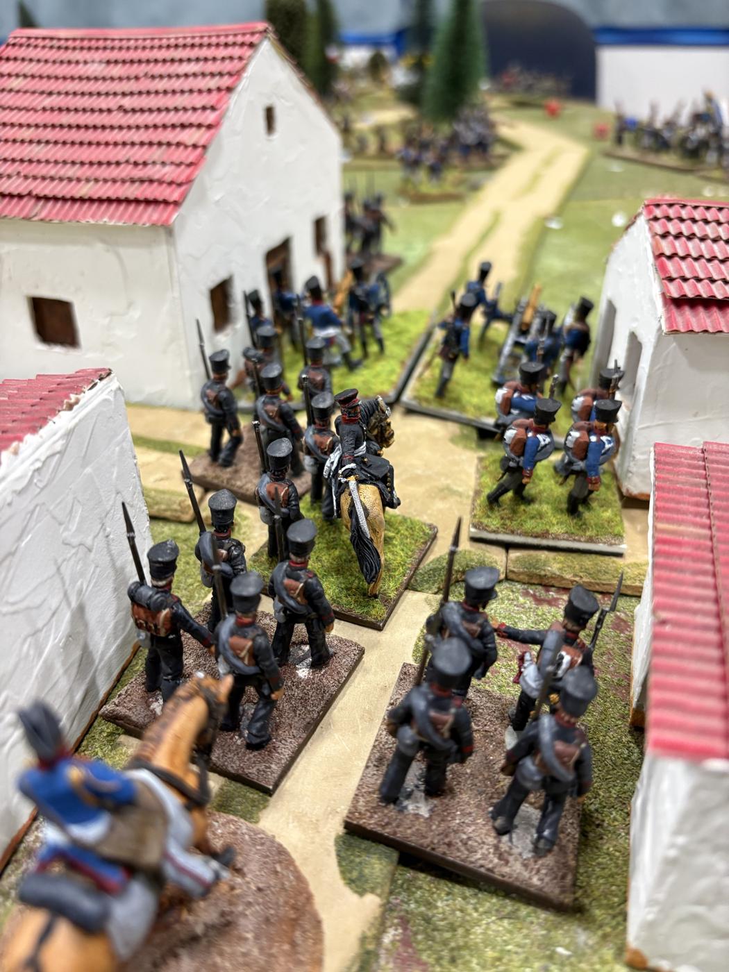Infantería prusiana y un oficial a caballo entre las casas de Closewitz