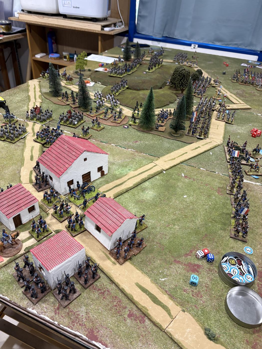 Batallones prusianos en Closewitz, entre las casas, con las columnas francesas al fondo a la derecha