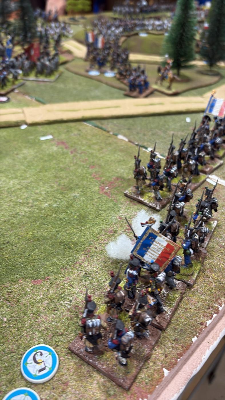 Batallón francés con bandera disparando, con humo de pólvora