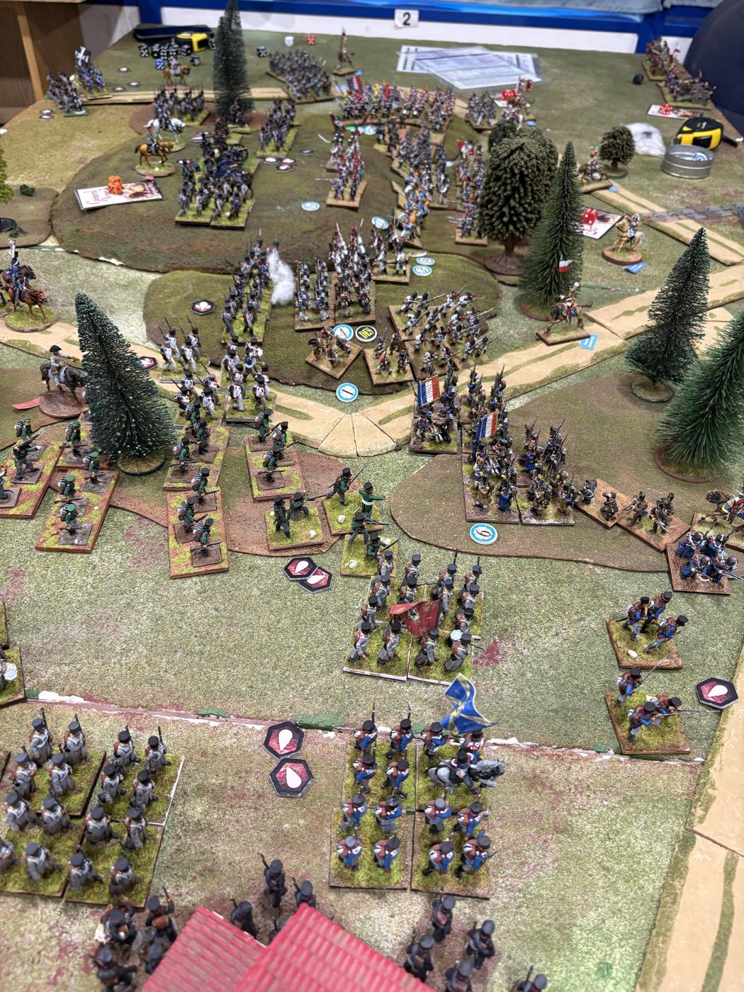Vista general de la mesa al final de la partida, con los dos ejércitos trabados en las alturas