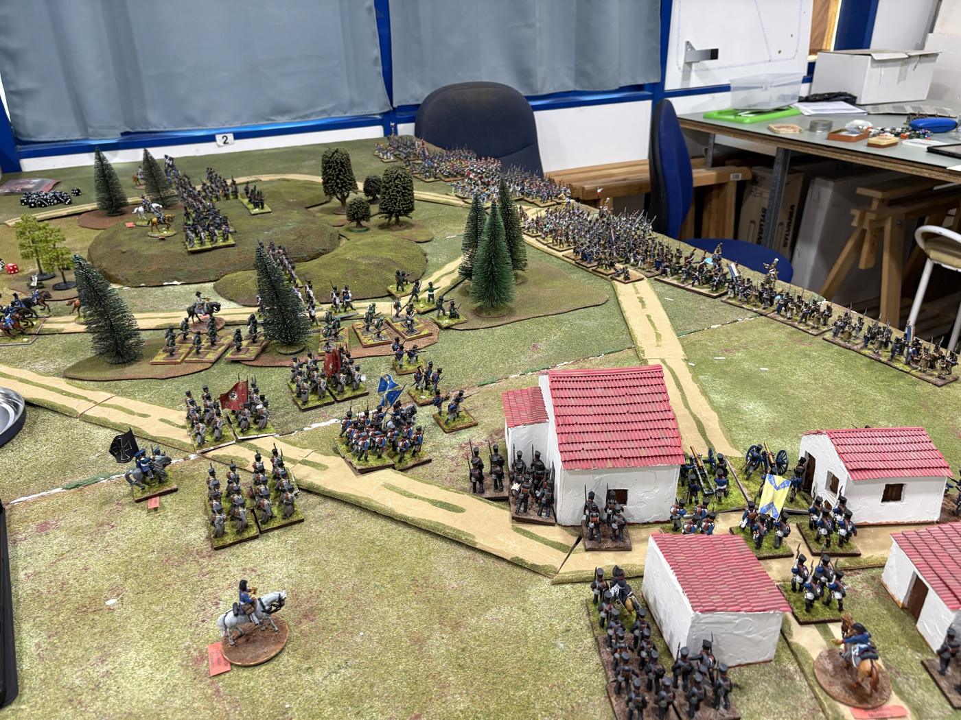Vista general de la mesa con Closewitz en primer plano, las alturas boscosas en el centro y las columnas francesas al fondo