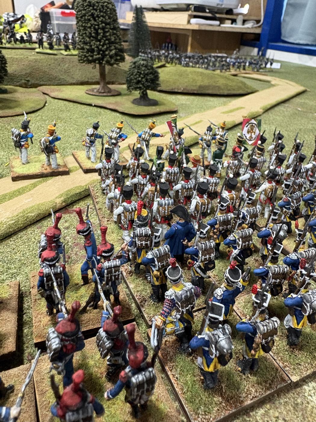 Masa de batallones franceses con banderas en la meseta frente a la línea prusiana