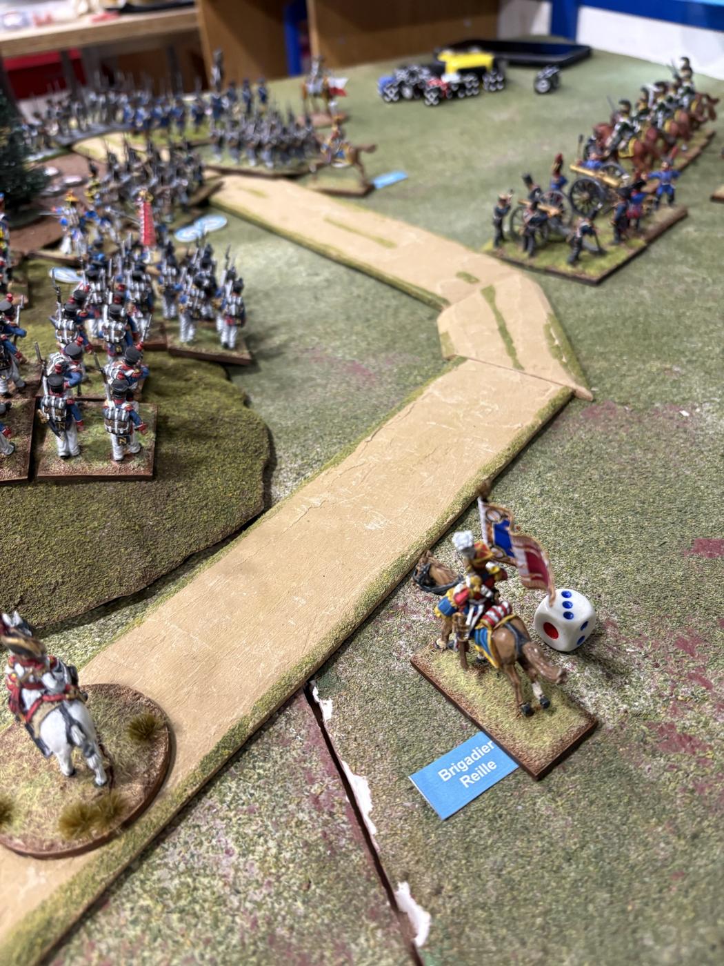 El brigadier Reille a caballo con su bandera junto al camino, con sus batallones subiendo la colina