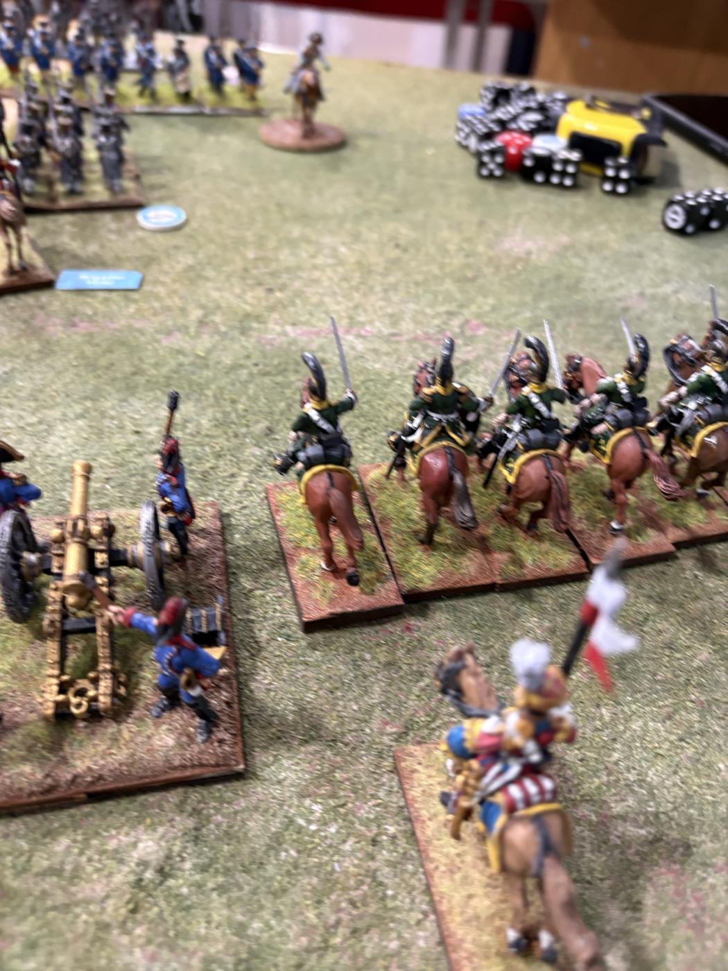 Caballería francesa de uniforme verde y una batería francesa avanzando con un general