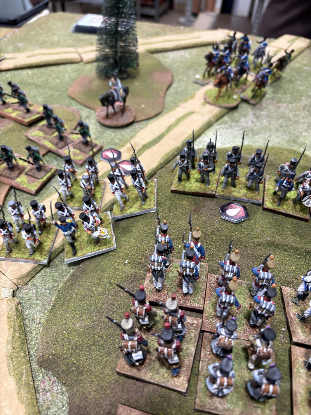 Batallones sajones de uniforme blanco y prusianos frente a las columnas francesas