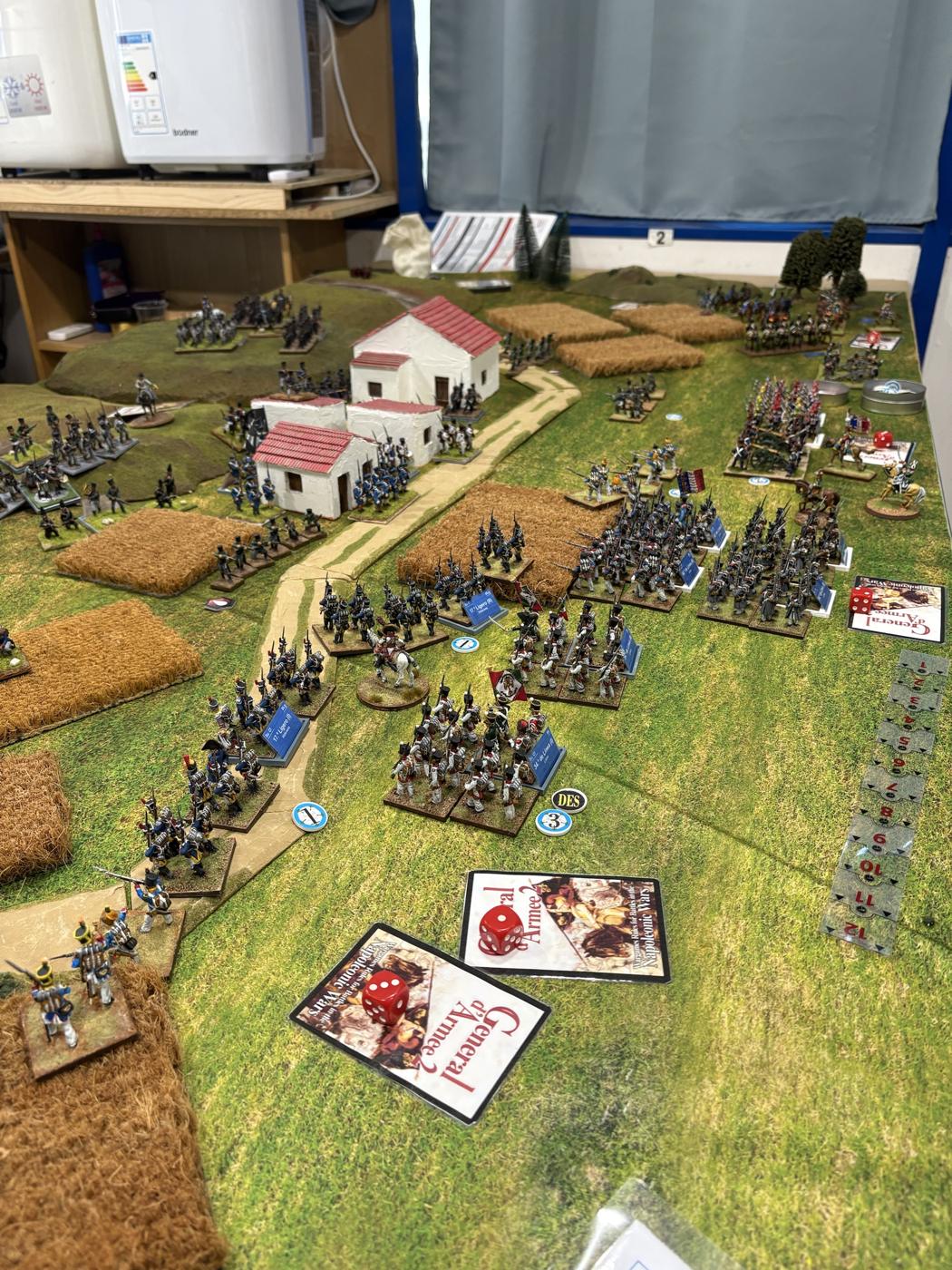 Vista general de la mesa al final de la partida, con las líneas francesas frente al pueblo