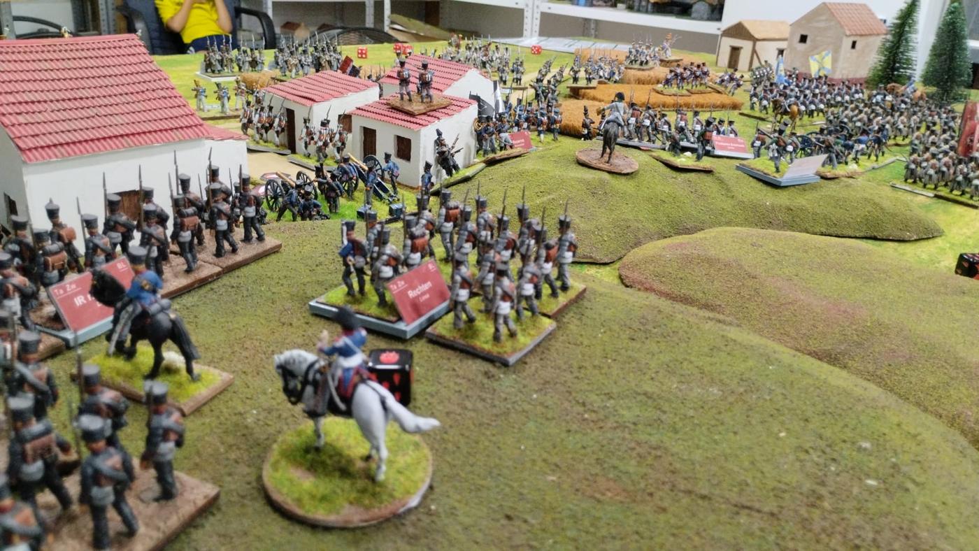 Batallones prusianos Rechten e IR nº 45 formados en las lomas junto a Lützeroda, con un general a caballo en primer plano