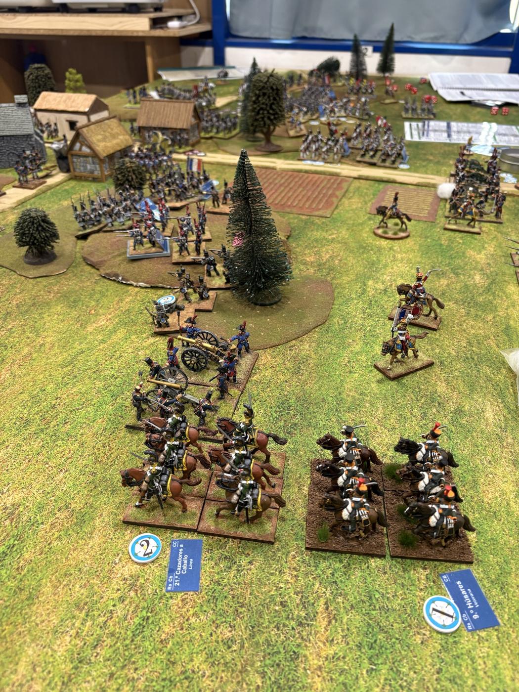 El 21.º de Cazadores a Caballo y el 9.º de Húsares formados junto a la artillería francesa