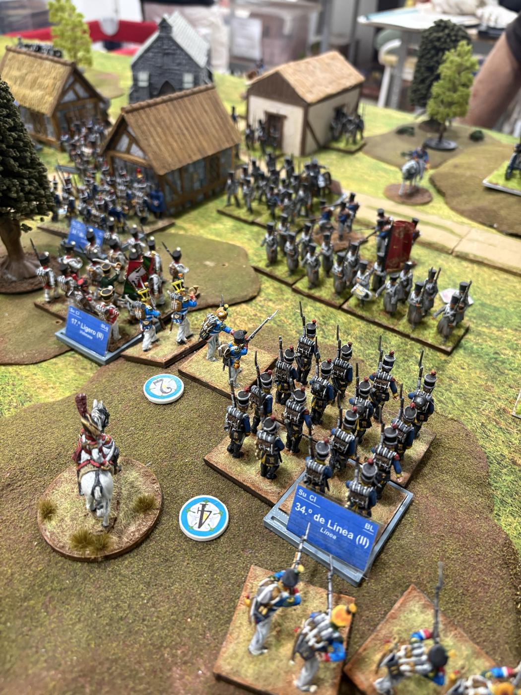 El 34.º de Línea (II) y el 17.º Ligero (II) avanzando hacia el pueblo con su general a caballo