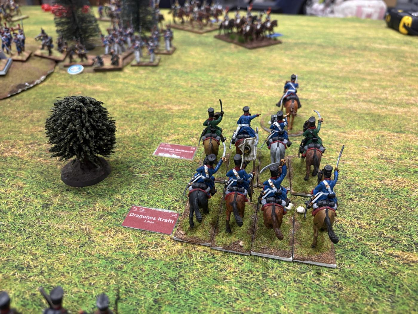 Los Dragones Krafft avanzando con su estandarte hacia la caballería francesa